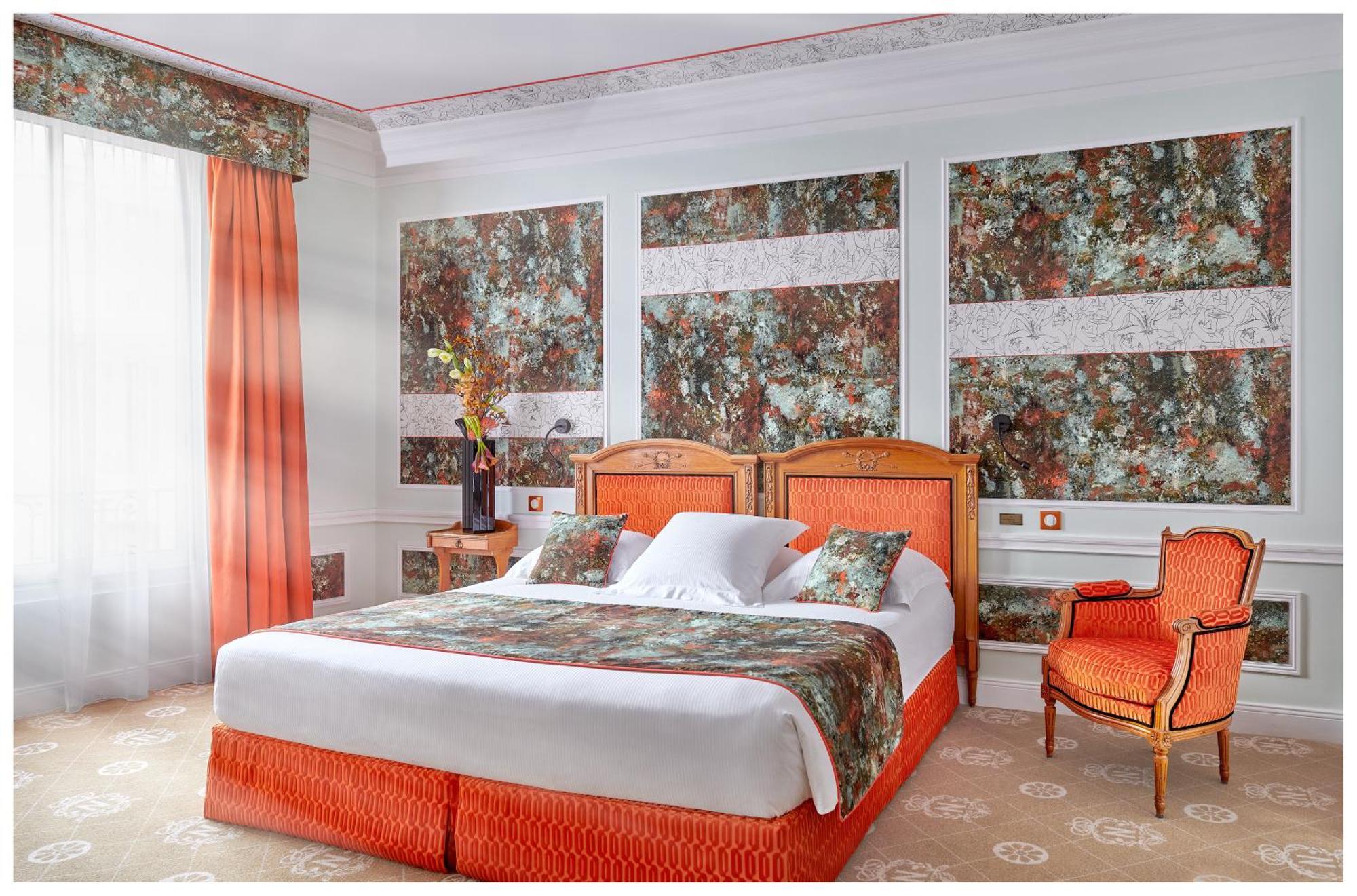 Hotel Le Negresco Nisa Cameră foto A bedroom with a bed, a chair and a curtain